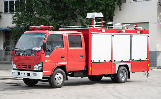 Μικρό πυροσβεστικό όχημα διάσωσης ISUZU με τα τηλεσκοπικά εργαλεία φωτός και διάσωσης