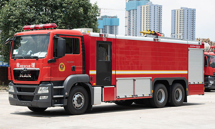 Βαρέων καθηκόντων πυροσβεστική αντλία ΑΤΟΜΩΝ με 4200 γαλόνια νερού και 6 πυροσβέστες